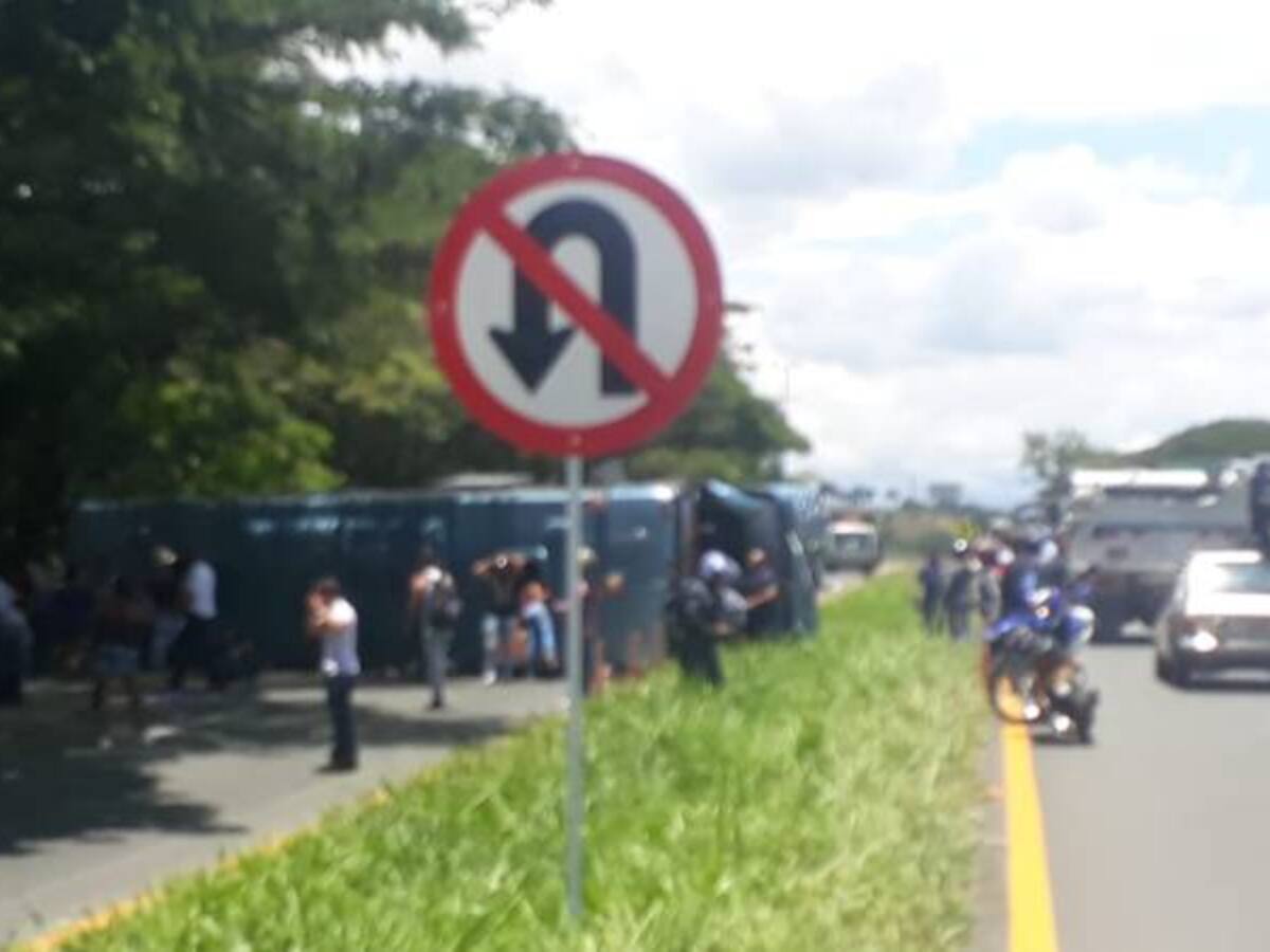 1 muerto y 26 heridos deja accidente de bus en carreteras del Valle