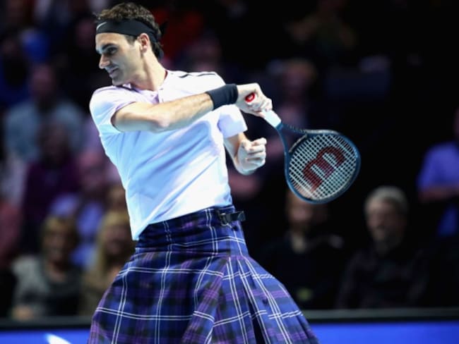 Federer, falda escocesa y victoria en juego de exhibición ante Andy Murray