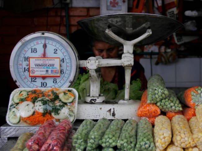Refuerzan controles de alimentos en plazas de mercado de Bogotá
