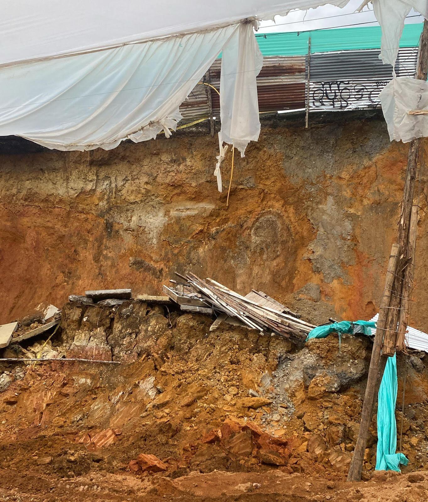 Afectaciones por un talud en medio de una construcción ilegal en Rionegro, Antioquia. Foto: Alcaldía de Rionegro.