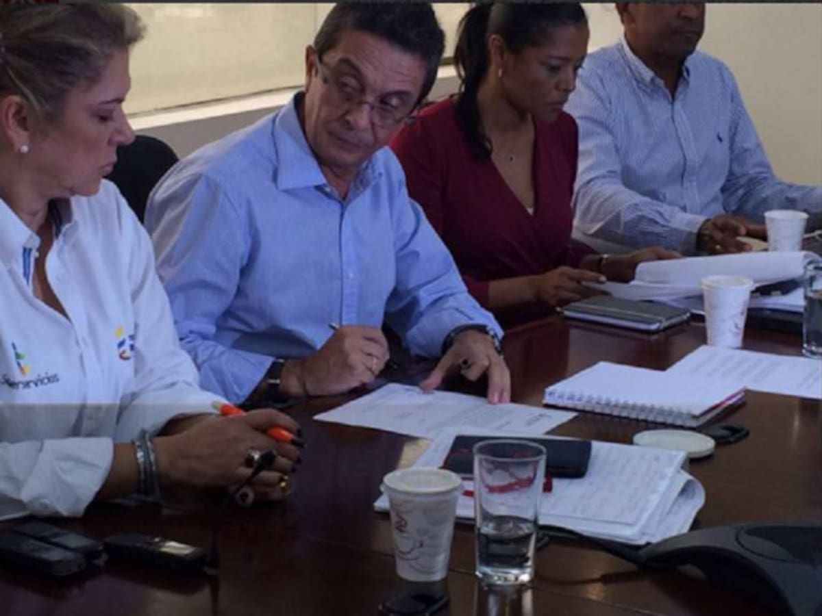 El país necesita un cambio en su política energética, asegura senador Robledo