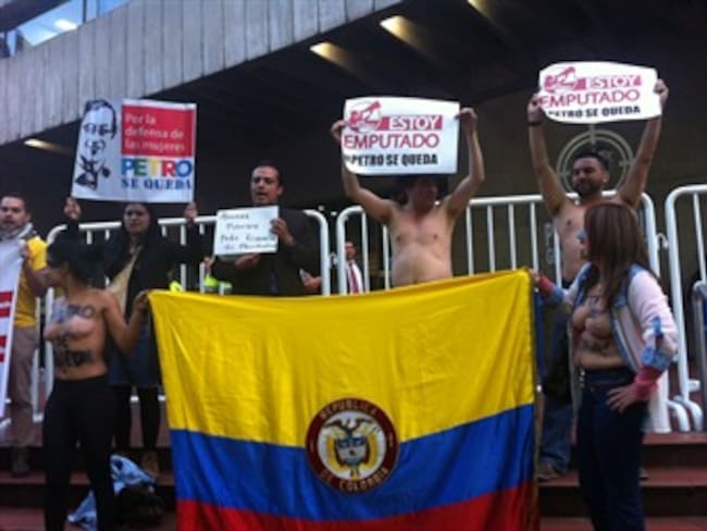 Sin ropa manifestantes protestan frente a la Procuraduría