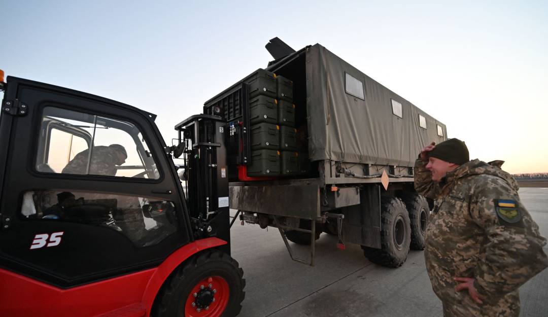 Soldados ucranianos mueven armamento recibido de naciones miembro de la OTAN.     Foto: Getty 