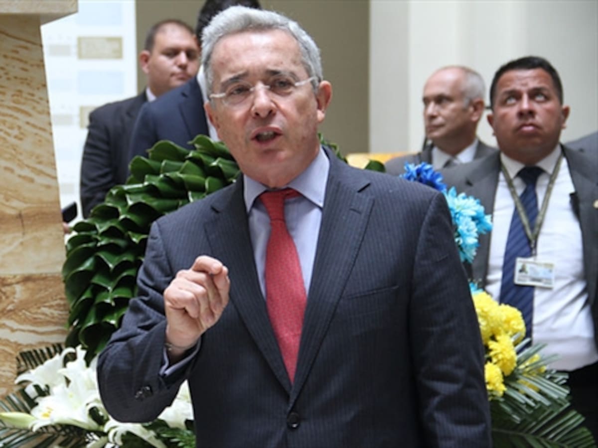 Uribe dice que Santos “no permite a FF.MM. hacer su labor contra las Farc”