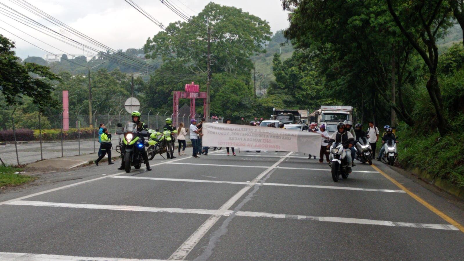 Protesta contra los peajes de El Trapiche y Cabildo en el Norte del Valle de Aburrá. Foto: Denuncias Antioquia.