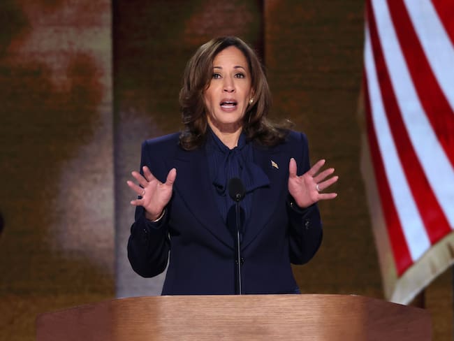 Chicago (United States), 22/08/2024.- Democratic presidential candidate Kamala Harris gives her keynote address on the final night of the Democratic National Convention (DNC) at the United Center in Chicago, Illinois, USA, 22 August 2024. The 2024 Democratic National Convention is being held 19 to 22 August 2024 in which delegates of the United States' Democratic Party approved the party's platform and ceremonially voted for the party's nominees for president and vice president, Vice President Kamala Harris and Governor Tim Walz of Minnesota, for the upcoming presidential election. (Estados Unidos) EFE/EPA/MICHAEL REYNOLDS