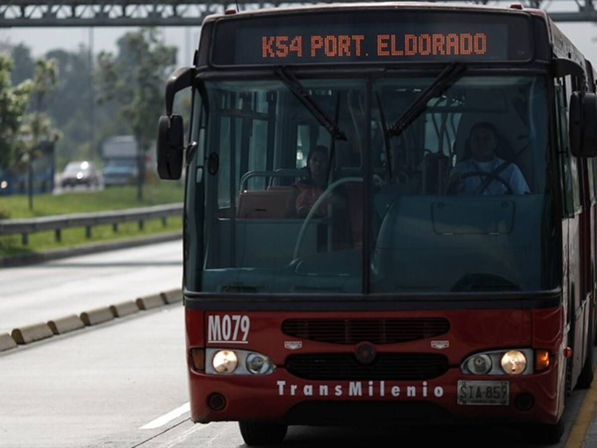 Bus de Transmilenio varado genera gigantesco trancón en la Autopista Norte