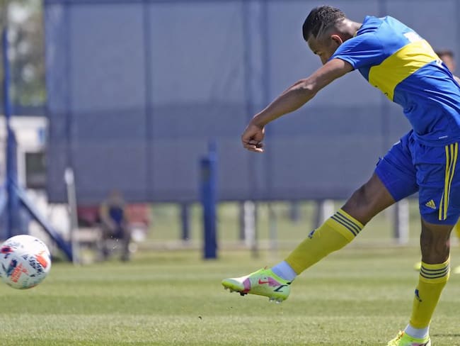 Sebastián Villa en el momento exacto de convertir su gol ante Gimnasia en el torneo de reservas.