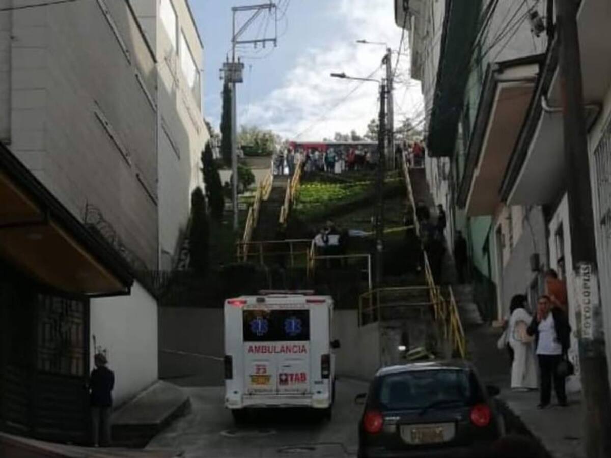Adulto mayor falleció al rodar por unas escalas en plena vía pública en Manizales
