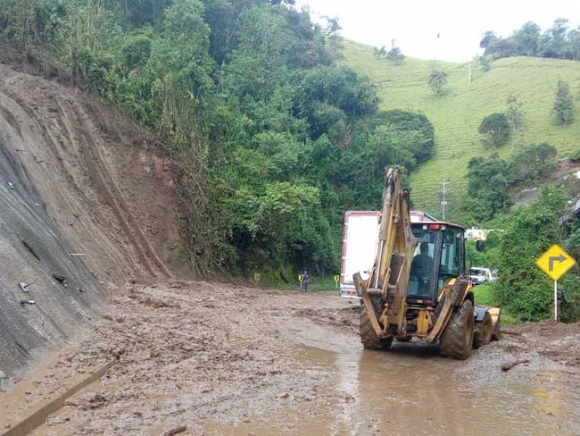 Paso restringido a un carril en la vía Cajamarca - Calarcá