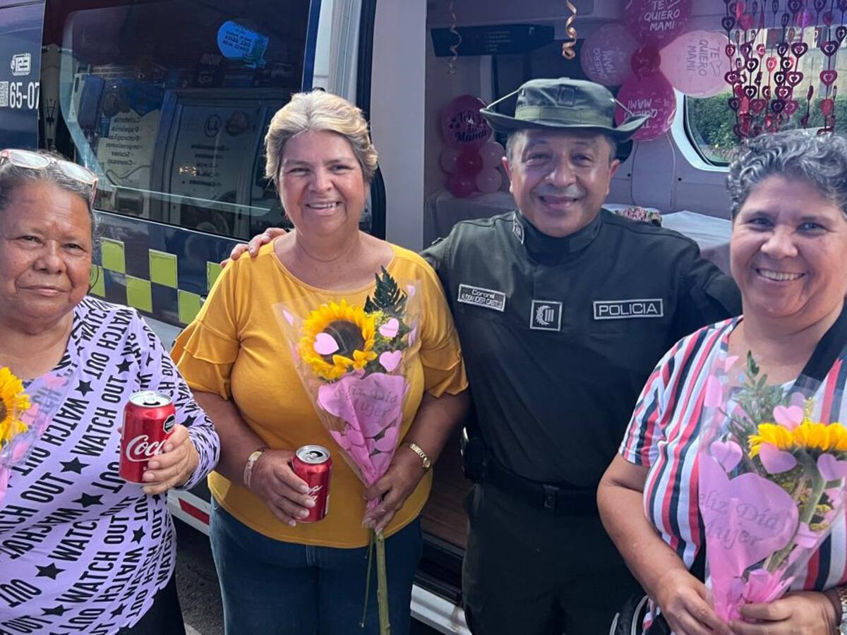 Policía hace felices a mamitas vendedoras de rosas y dulces en Neiva