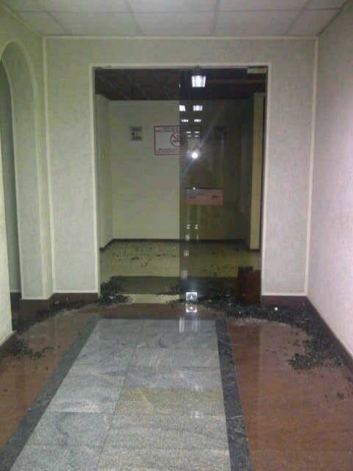 Las puertas y las ventanas fueron destrozadas cuando el alcalde de Caracas fue detenido por las fuerzas armadas de Venezuela, quienes irrumpieron en su oficina sin orden de captura.