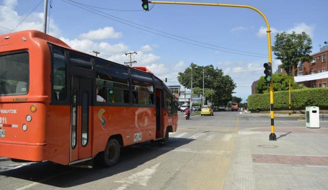Buseta en la calle 60 con Guabinal 