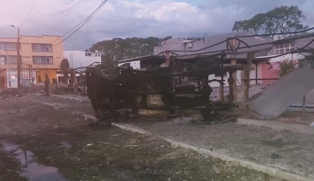 La explosión causó graves daños en el comercio y viviendas de Saravena. 