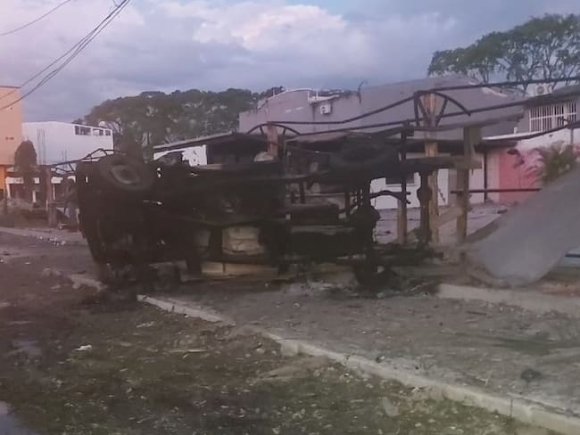 La explosión causó graves daños en el comercio y viviendas de Saravena. 