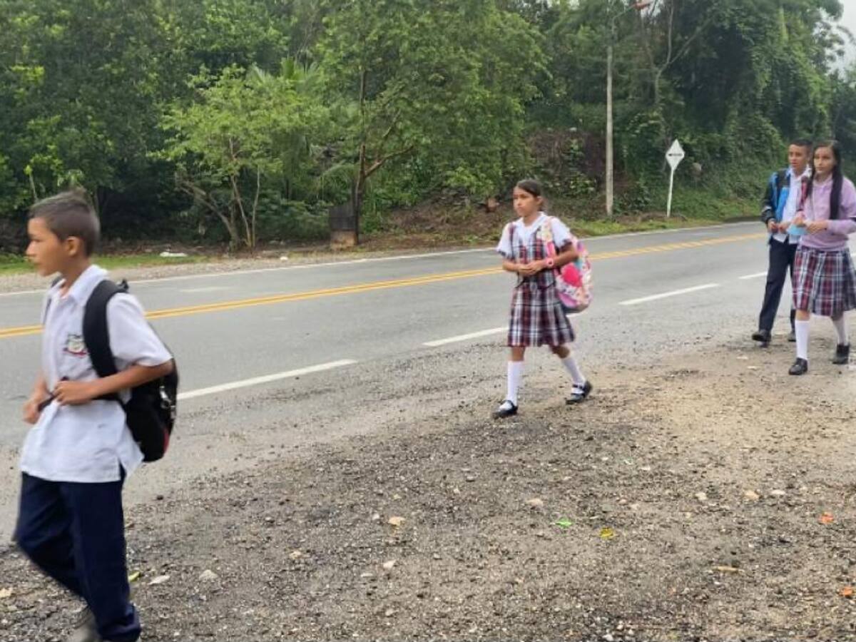 Es delicado el estado de salud de la niña arrollada por un carro cuando salía del colegio