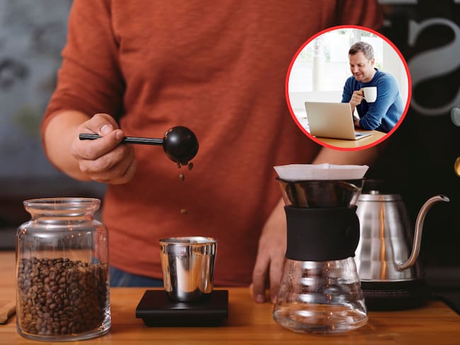 Persona haciendo una receta con fafé y de fondo un hombre observando la pantalla de su computador con una taza de café en la mano (Fotos vía Getty Images)