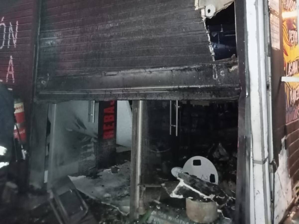 Incendio consumió un almacén de ropa de Girón
