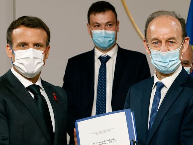 El presidente francés, Emmanuel Macrón, recibió el informe por parte de la comisión de historiadores.