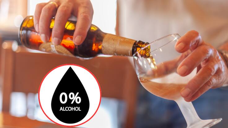 Persona sirviendo una cerveza y de fondo un indicador de 0% alcohol (Fotos vía Getty Images)