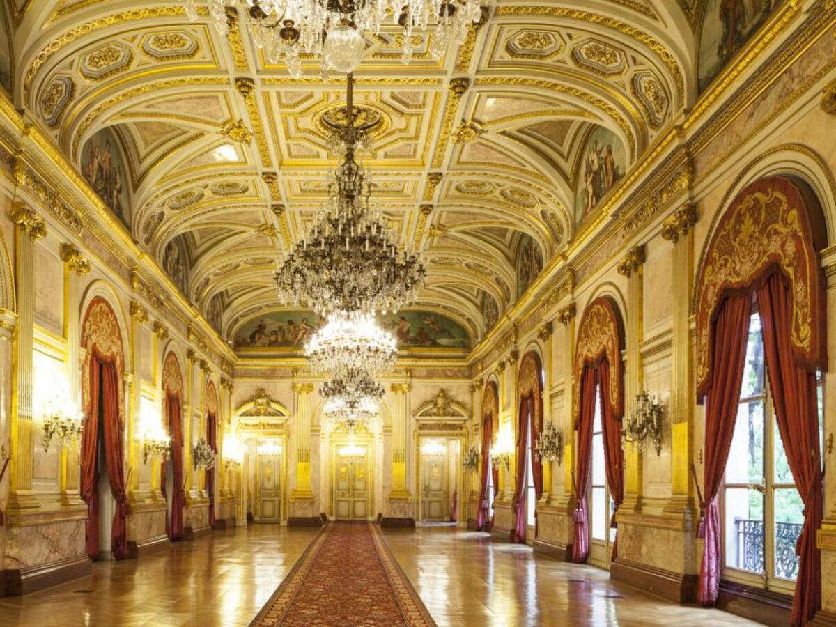 Quiénes son los monarcas con los reinados más largos