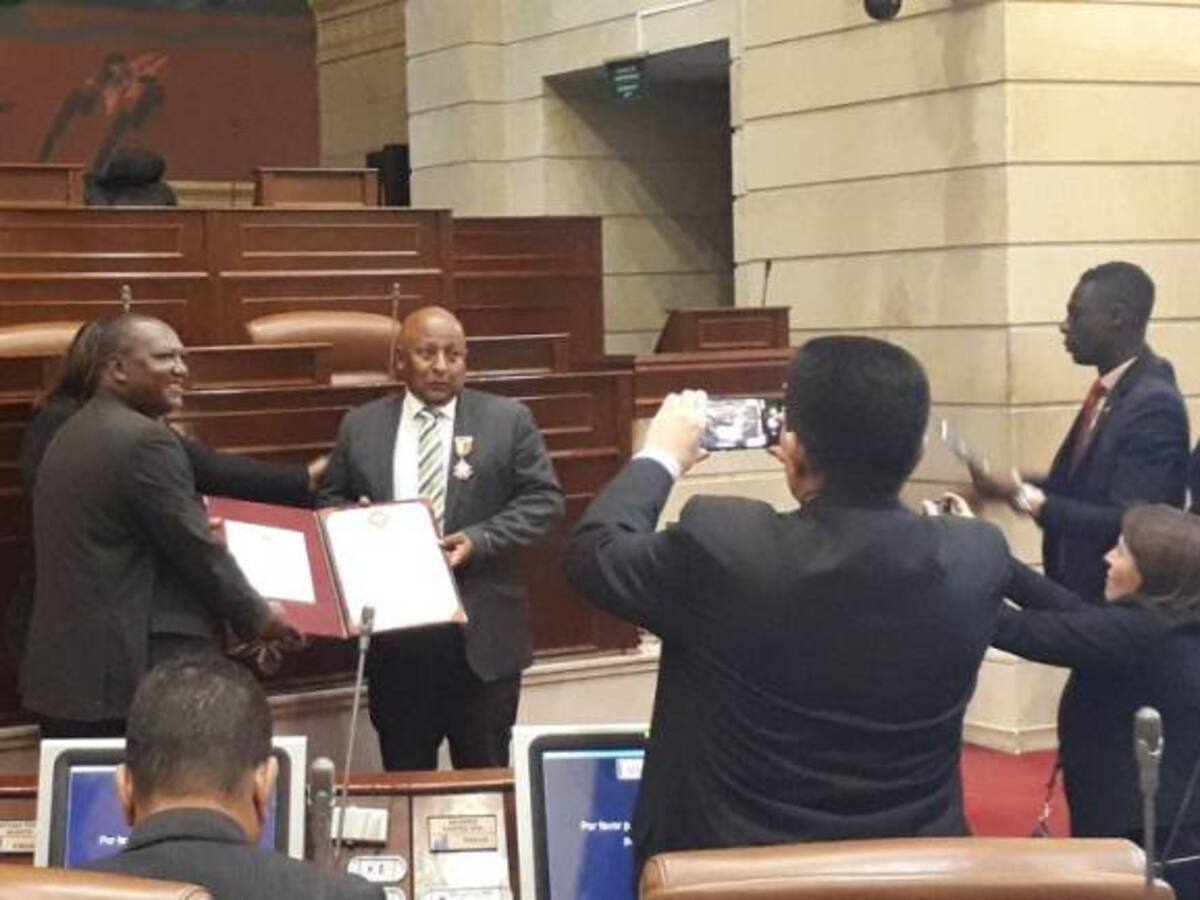 Álvaro Miguel Mina, recibió la Orden de la Democracia Simón Bolívar