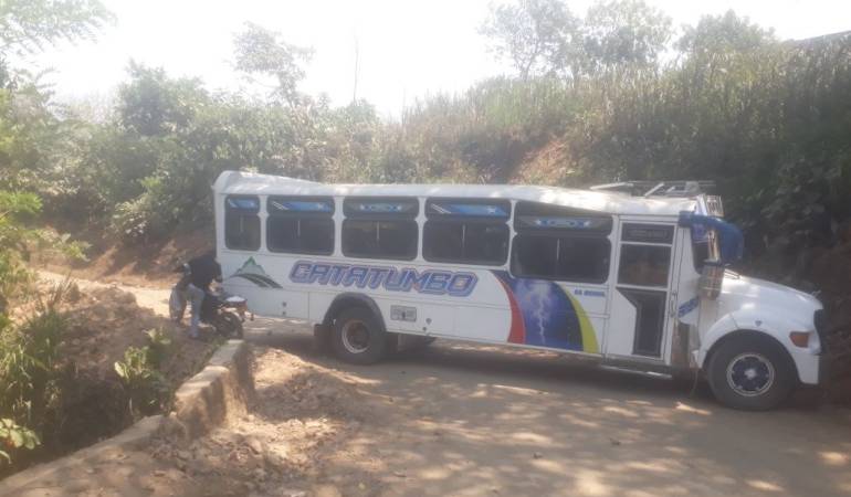 Bus atravesado en una de las vías de acceso al municipio de El Tarra.