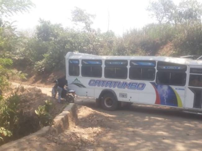 Bus atravesado en una de las vías de acceso al municipio de El Tarra.