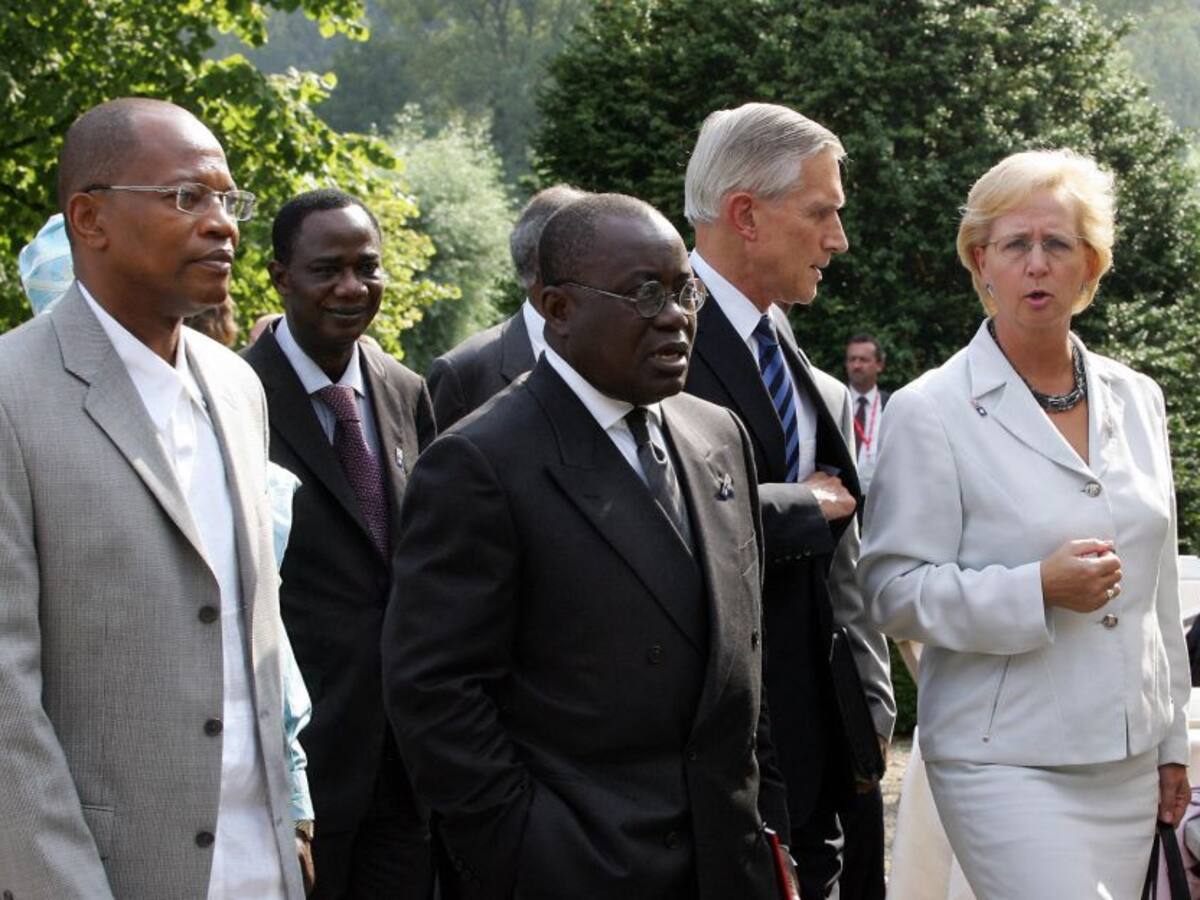 Presidente de Ghana es el primero en el mundo en recibir vacuna de COVAX