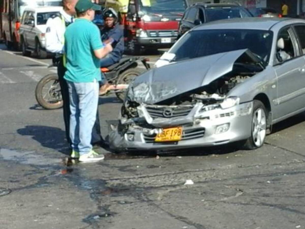 Cuatro personas heridas deja choque de dos vehículos en el centro de Cali