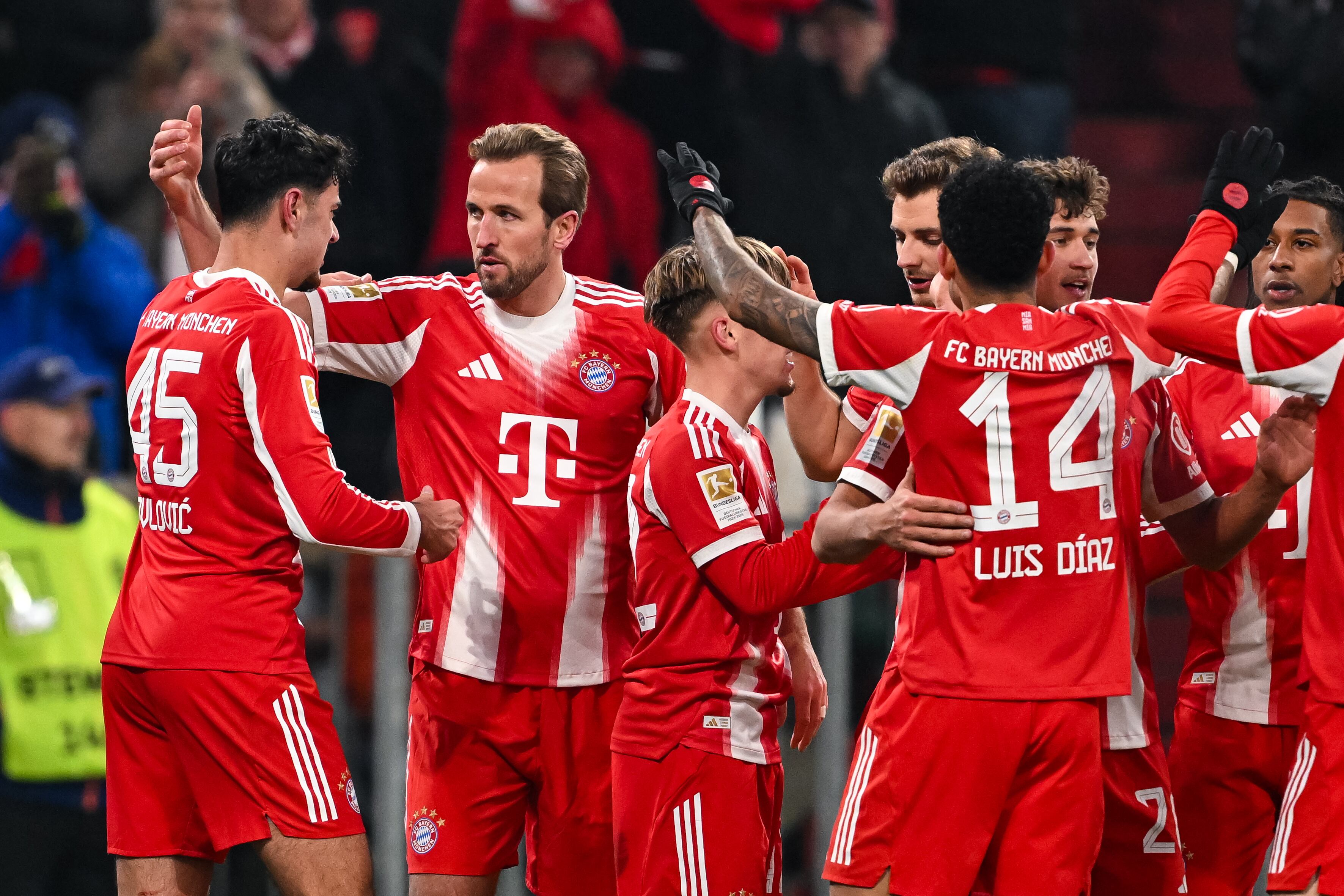 Los jugadores del Bayern Múnich festejan uno de sus goles ante el Friburgo. (Photo by Daniel Kopatsch/Getty Images)