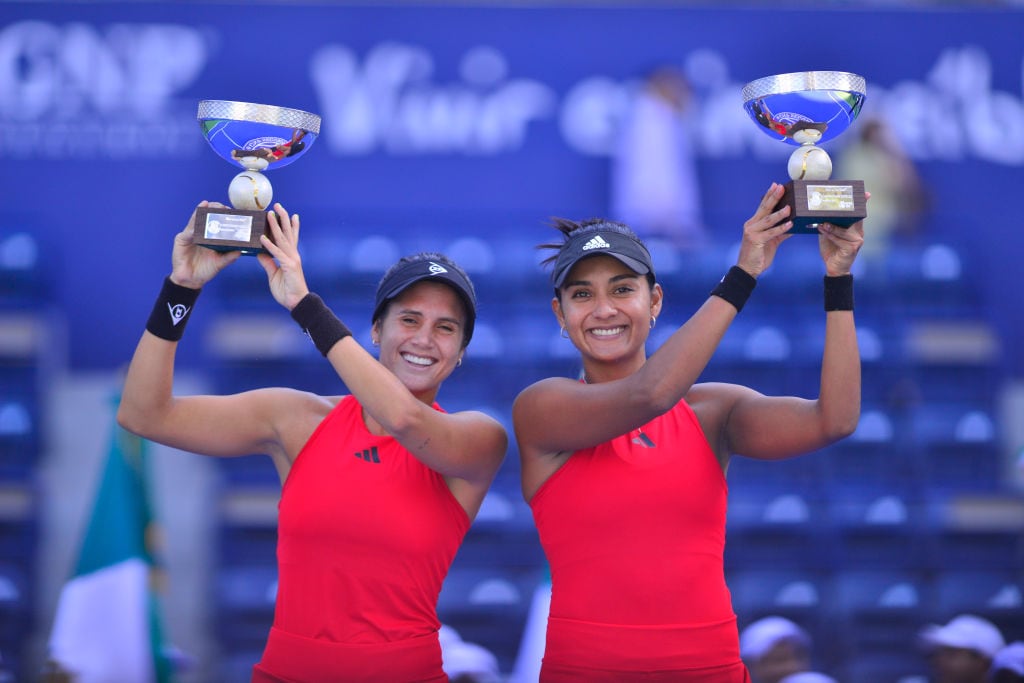 Yuliana Lizarazo María Paulina Perez  levantan el título de campeonas de dobles en el Abierto de Monterrey (Photo by Jaime Lopez/Jam Media/Getty Images)