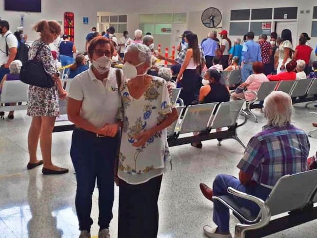 Personera de Cartagena verifica garantías en vacunación de adultos mayores de 80 años 