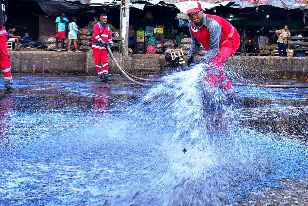Jornada de limpieza y desinfección en el sector La Rampa, en el mercado de Bazurto