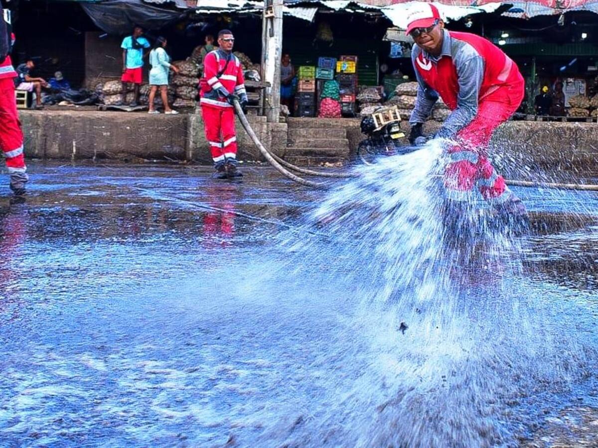 Jornada de limpieza y desinfección en el sector La Rampa, en el mercado de Bazurto
