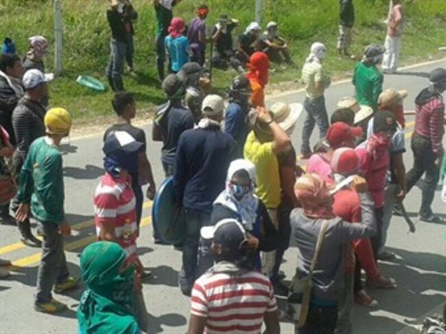 Rehabilitan paso en la vía a Tumaco luego de protestas