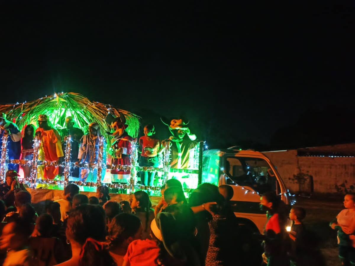 Caravana navideña de la policía recorre poblaciones de Bolívar