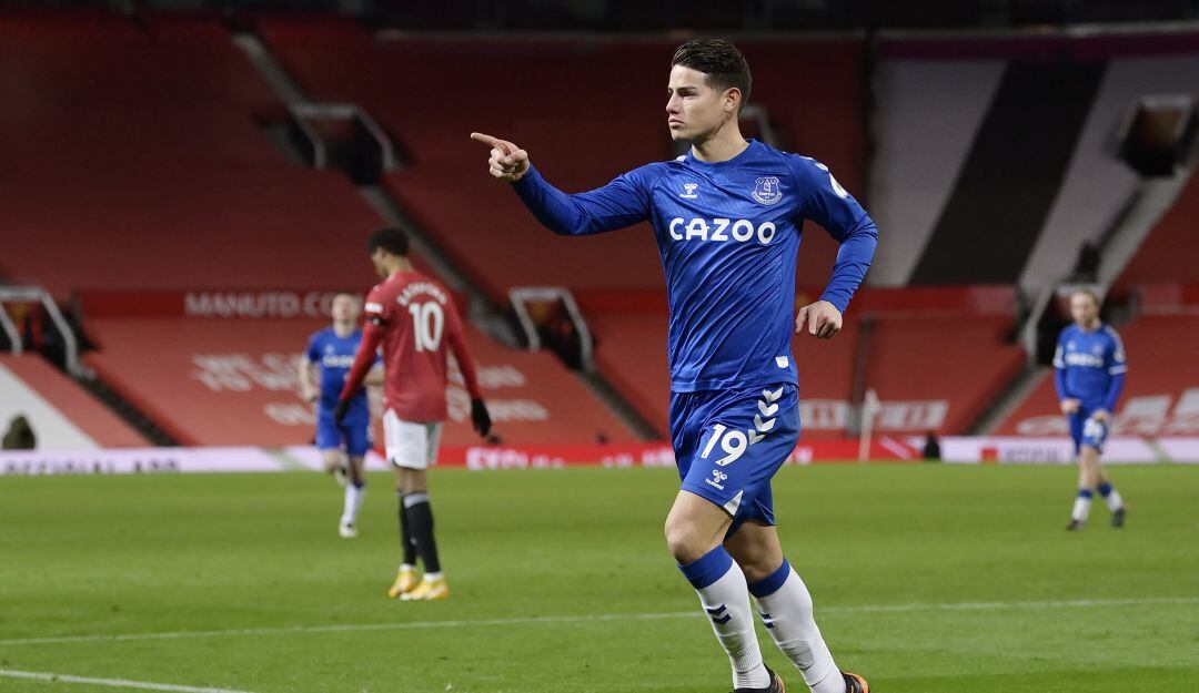 El volante colombiano festeja su quinto gol con la camiseta del Everton.