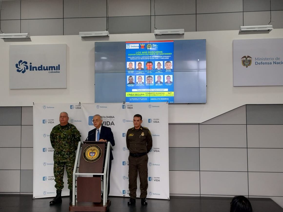 Ministro de Defensa, Iván Velásquez, acompañado de la cúpula militar y de policía. Cortesía: Luis Ernesto, Caracol Radio.