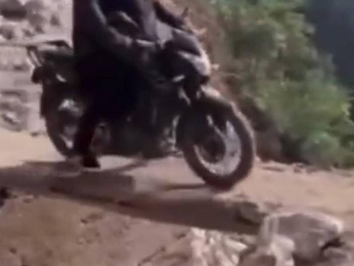 Por una tabla pasan motos en la vía Curos - Málaga