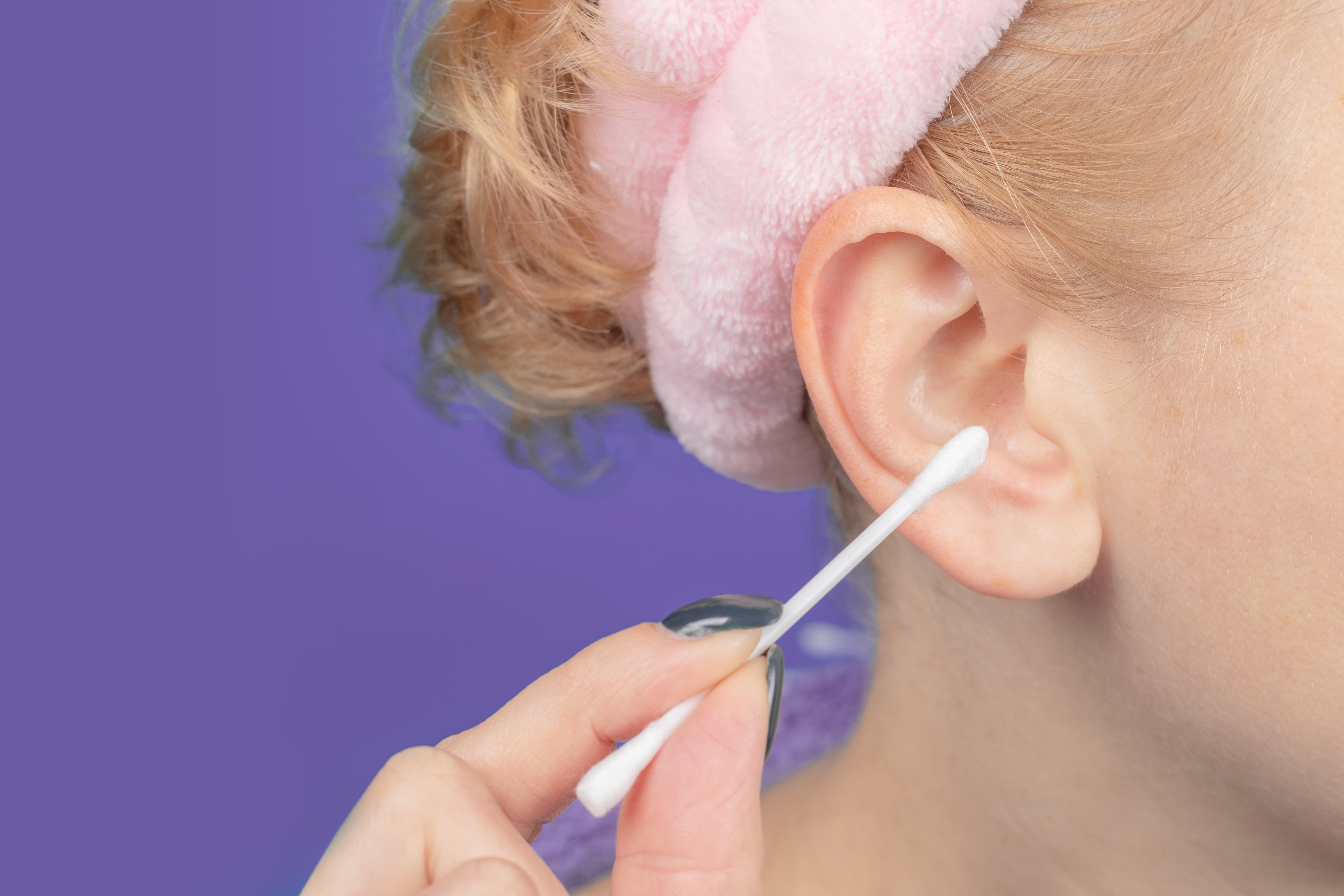Mujer limpiandose con copitos/ Imagen de referencia/ Getty Images