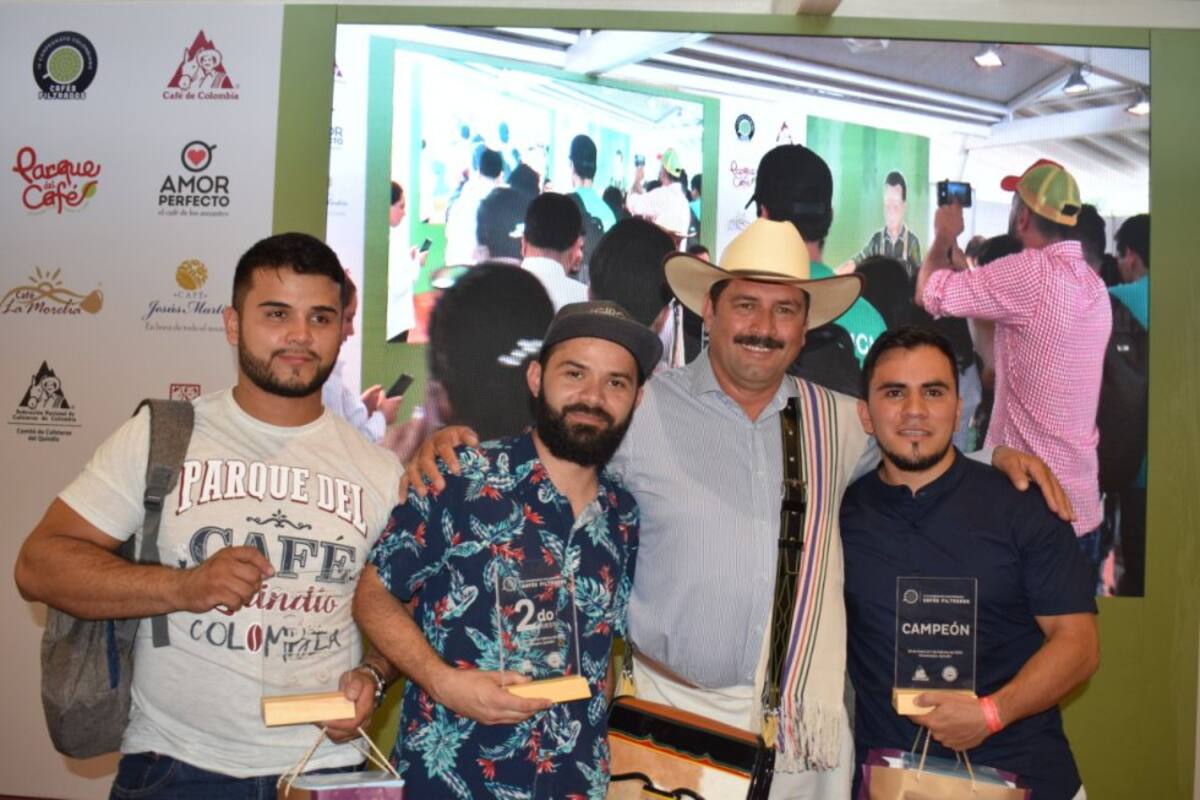 Juan Valdez acompañando a los tres finalistas, dos de ellos del Quindío