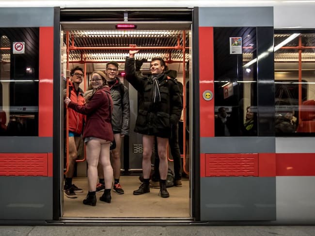 Cientos de personas viajan y se divierten sin pantalones en el metro