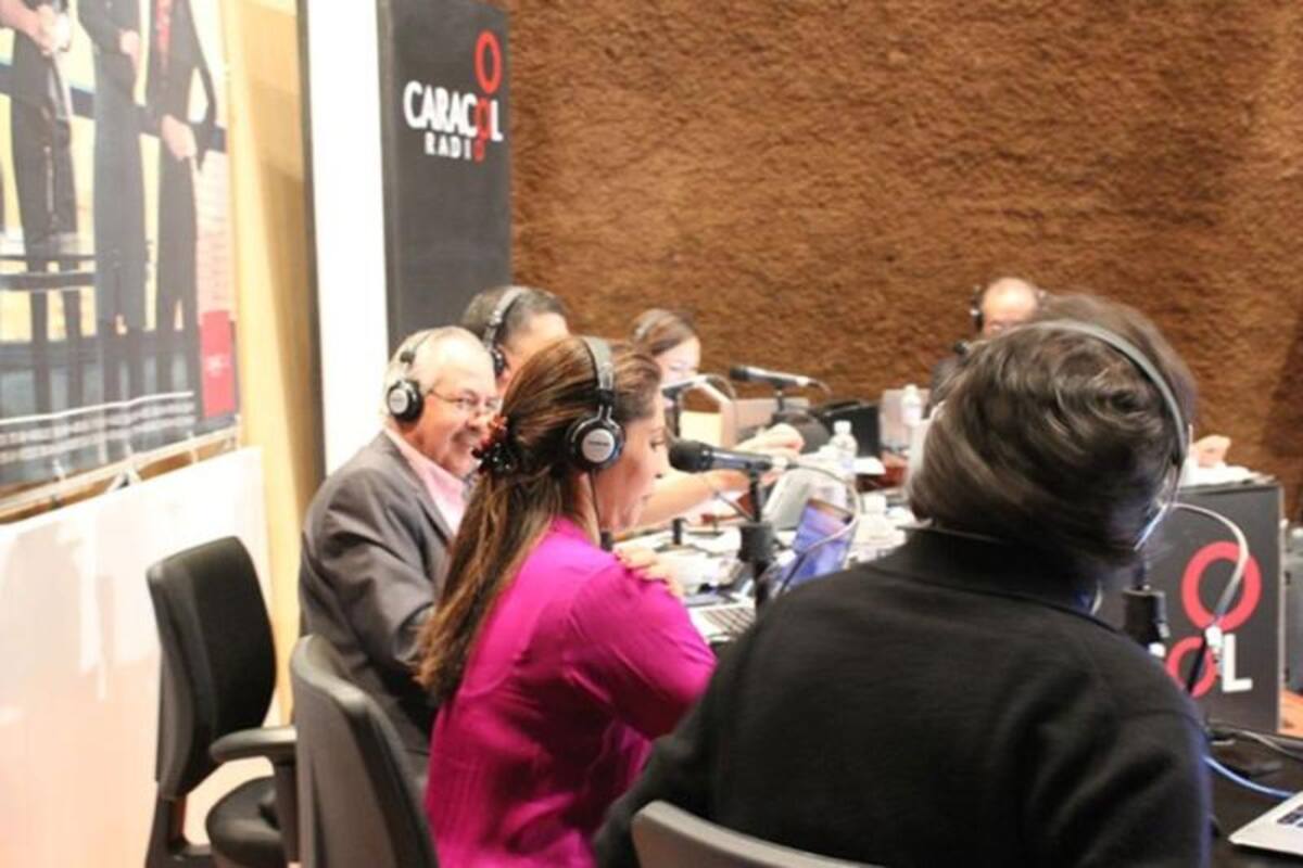 Darío Arizmendi y su equipo desde la ciudad más innovadora del mundo, mostrando lo mejor de Antioquia y sus gentes. Foto: Caracol Radio.