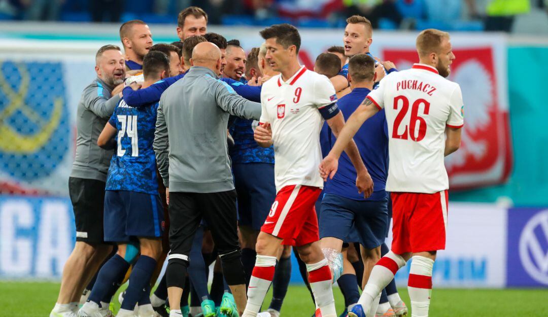 Robert Lewandowski lamenta la derrota de su selección.