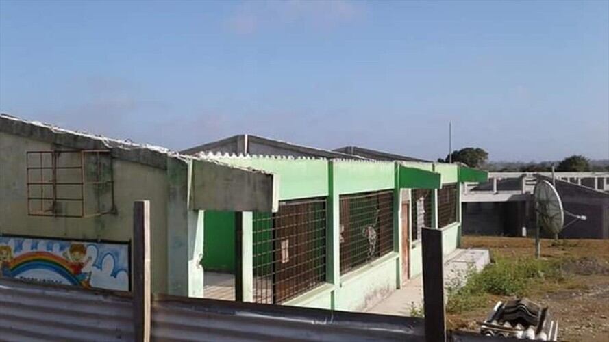 Más de 700 estudiantes del municipio de Lorica (Córdoba) estarían afectados debido al incumplimiento que ha tenido la firma Mota Engil. Foto: Cortesía - Estado actual de la Institución Educativa Rafael Núñez