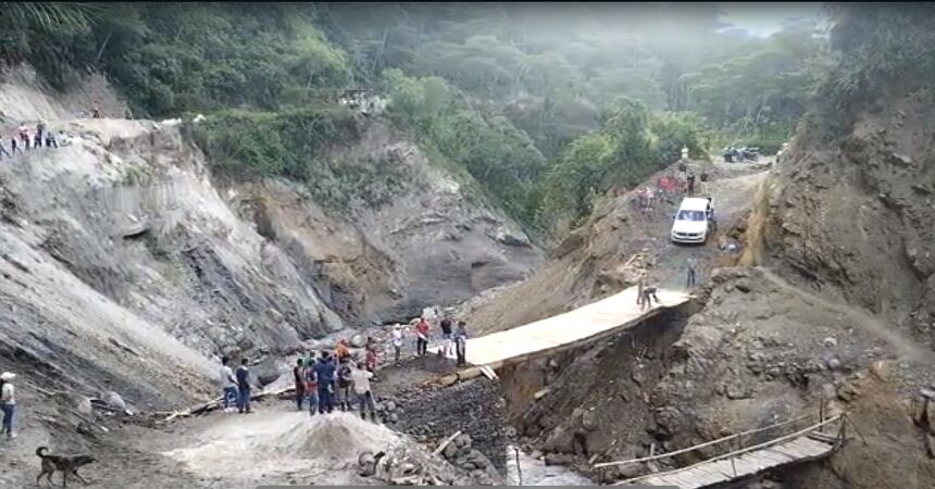 Campesinos construyen puente vehicular de madera