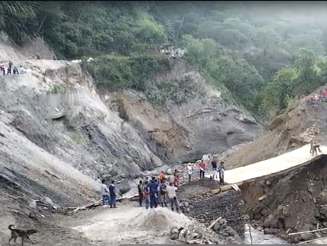 Campesinos construyen puente vehicular de madera
