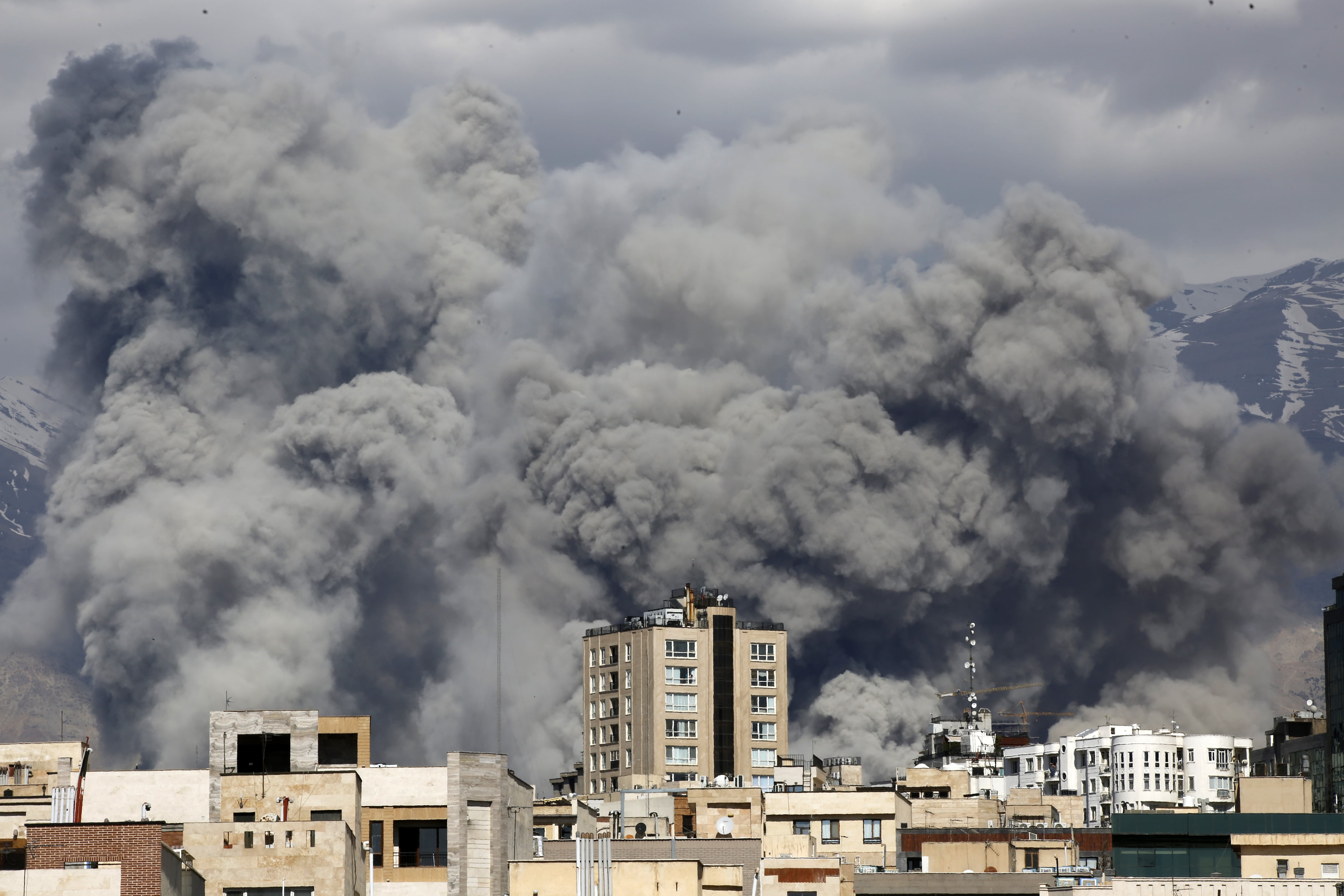 Una gran nube de humo se levanta sobre Teherán luego de una serie de bombardeos en la capital de Irán.
(Foto: Fatemeh Bahrami/Anadolu via Getty Images)