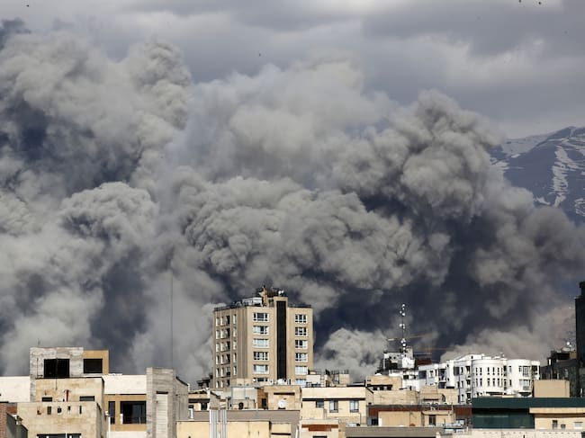 Una gran nube de humo se levanta sobre Teherán luego de una serie de bombardeos en la capital de Irán.
(Foto: Fatemeh Bahrami/Anadolu via Getty Images)
